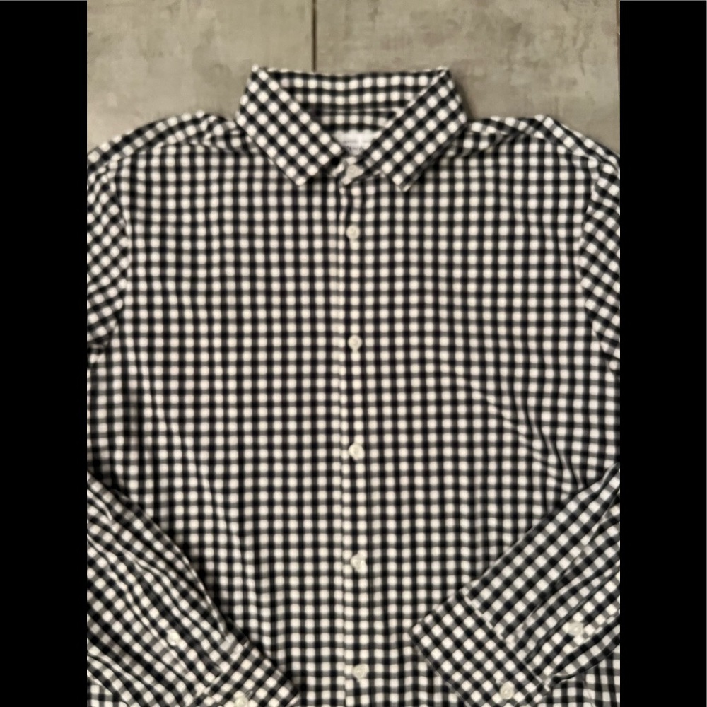 Mizzen + Main Trim Fit Button Down Dress shirt in navy and white